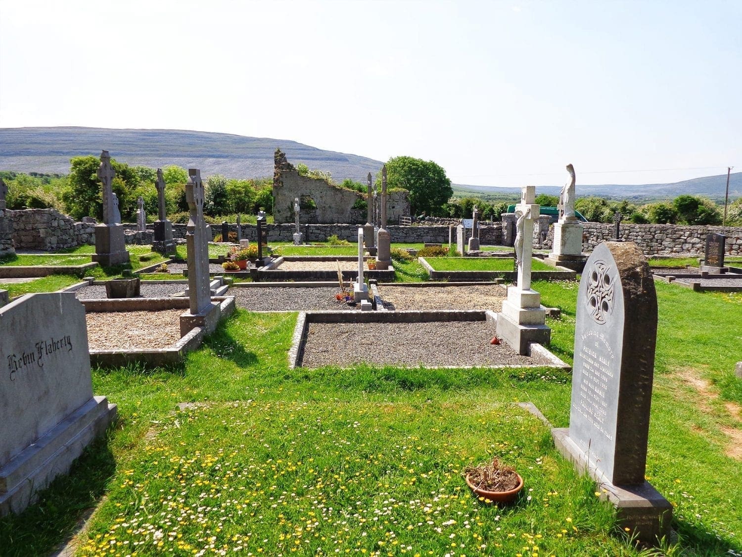 5 Day Ireland Itinerary for First-Time Visitors Without a Car 19 Benedictine Abbey Graveyard Ireland paddy wagon tours