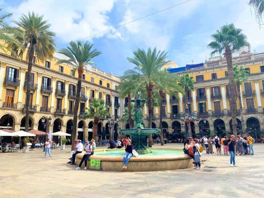 How to Spend 3 Days in Barcelona: A First-Timer's Travel Itinerary 31 placa reial font tres gracies barcelona
