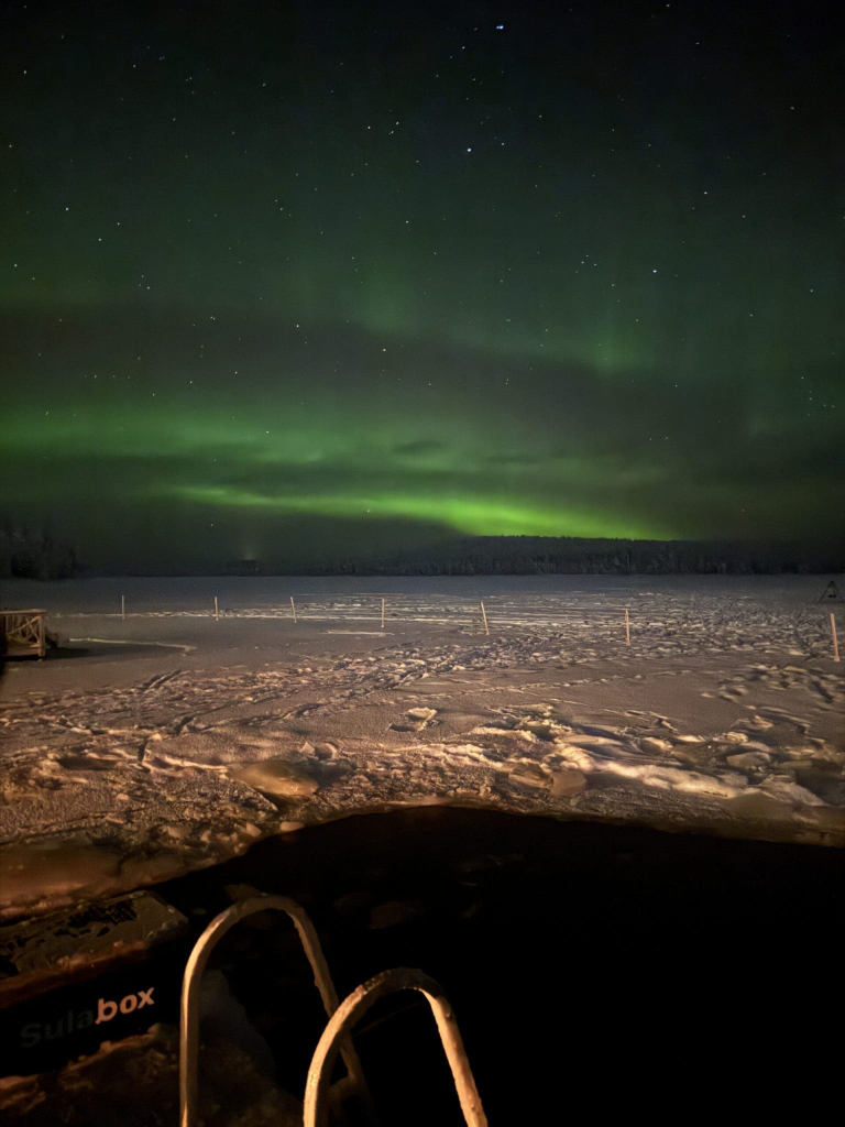 Guide to Spotting the Aurora Borealis in Rovaniemi, Finland 7 green northern lights frozen lake lapland finland